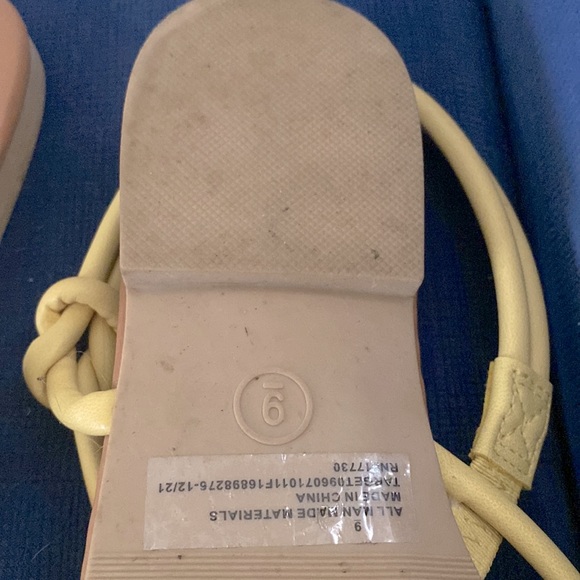 Like New Perfect Pastel Sandals - Picture 3 of 3